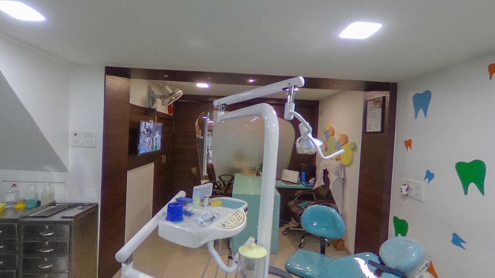 360 degree interior view of The Dental Hut dental clinic in Airoli